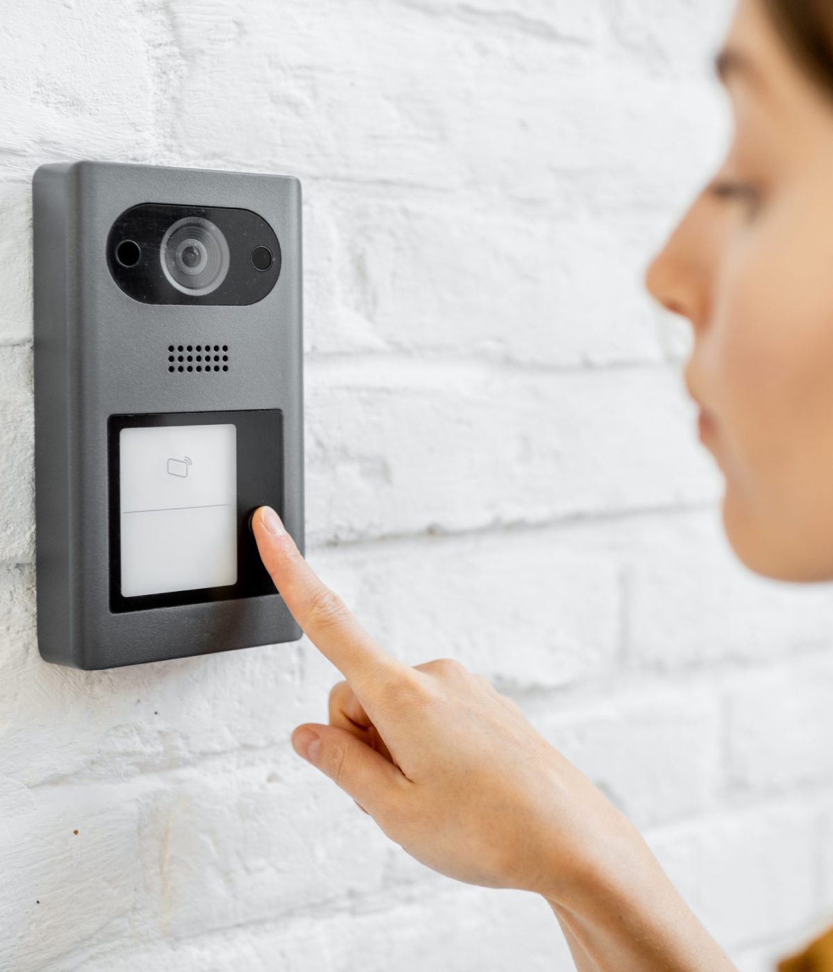 woman-rings-the-house-intercom-2021-09-01-21-09-45-utc-scaled(1)